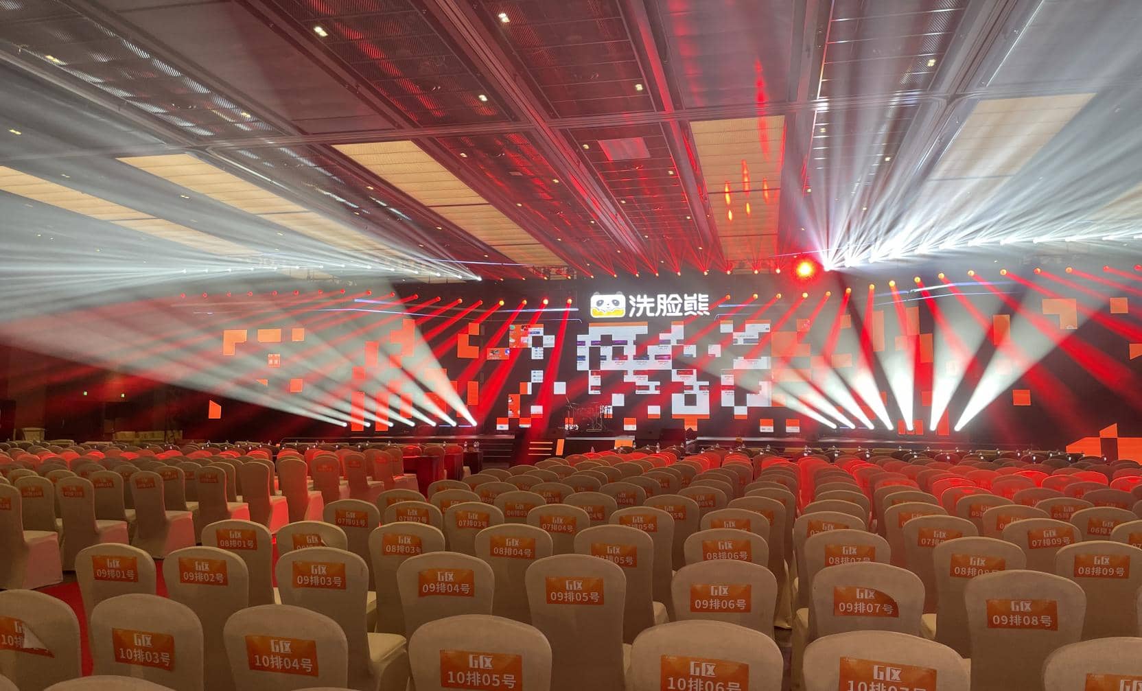 A luminária LED 3 em 1 de 500 W da NOWLIT ilumina o evento anual 